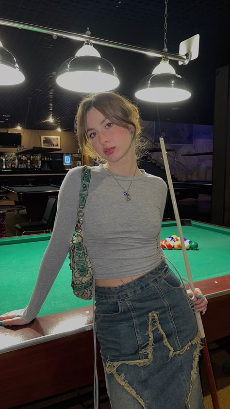 Pool Table Outfit, Billiard Photoshoot Ideas, Playing Pool Outfit, Billards Outfit Ideas, Billiards Outfit Women, Billiard Outfit Ideas, Billiard Pose, Pool Table Pictures, Billiard Outfit