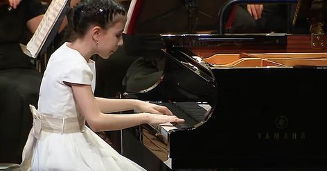 10-Year-Old Prodigy Stuns Audience With Her Piano Performance At Competition Child Prodigy Aesthetic, Piano Motivation, Piano Competition, Piano Performance, Play The Piano, Piano Recital, Child Prodigy, Sunroom Ideas, Grand Piano