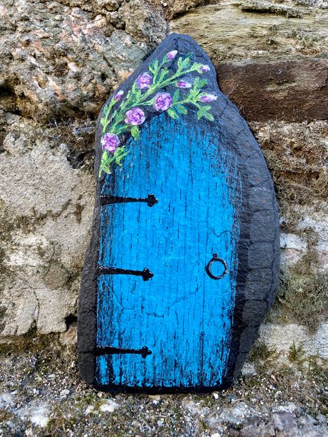 Rock Painting Fairy Doors, Painted Fairy Doors On Rocks, Painted Fairy Doors On Trees, Fairy Door Painted Rocks, Painted Fairy Doors, Slate Tile Crafts, Painting Fairy, Rock Crafts Diy, Rock Houses