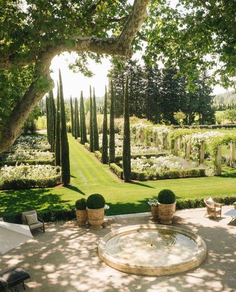 Weekday Wanderlust: Dreams of Provence in Inspiration Photos Formal Gardens, Decor Minimalist, Shade Garden, Nature Aesthetic, Dream Garden, Green Aesthetic, Dream Home Design, Garden Inspiration, Outdoor Garden