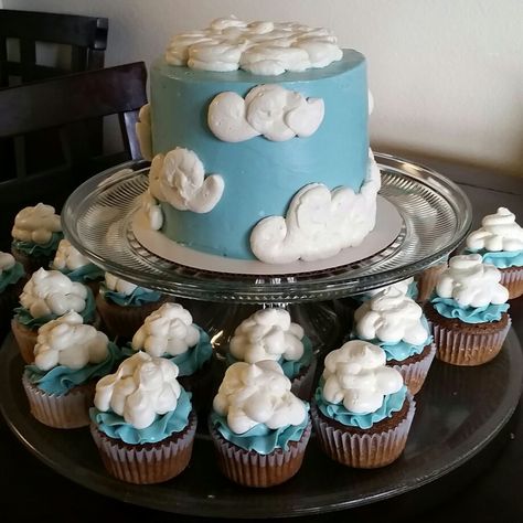 Cloud Cake and Cupcakes Cloud 9 Birthday Cake Ideas, Cloud Cupcake Cake, Cloud Cupcakes Ideas, Cloud Cakes Ideas, Cloud Themed Cake, Cloud Cake Ideas, On Cloud 9 Cake, Cloud Nine Cake, Cloud Birthday Cake