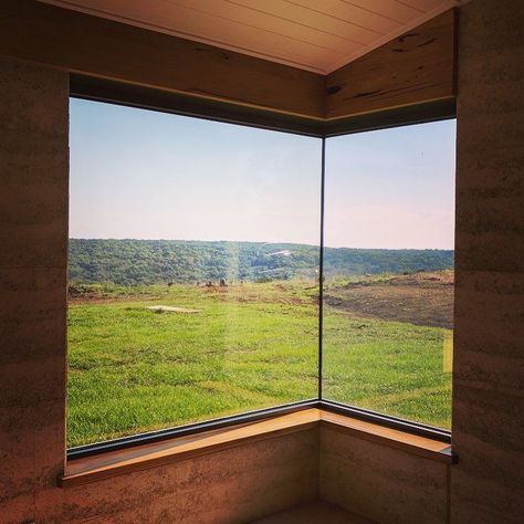 There are many types of windows that you can present in your home decor, one of which is a corner window. As the name suggests, this window is in one corner of your house. Made using glass material, it succeeds in providing natural lighting and can also present the beauty of the outdoor directly. In addition, this window will also give the impression of a wider space. Corner Window from @mtmarthadesign Cubic Windows At Corner, Corner Floor To Ceiling Windows, Frameless Corner Window, Floor To Ceiling Corner Windows, L Window Design, Glass Corner Window Ideas, Corner Picture Window, Corner Glass Window Living Room, Square Window Design