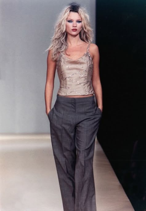 Kate Moss Runway, Kate Moss Outfit, Martine Sitbon, Kate Moss Style, Mode Editorials, 90s Runway Fashion, 90s Models, Runway Models, Kate Moss