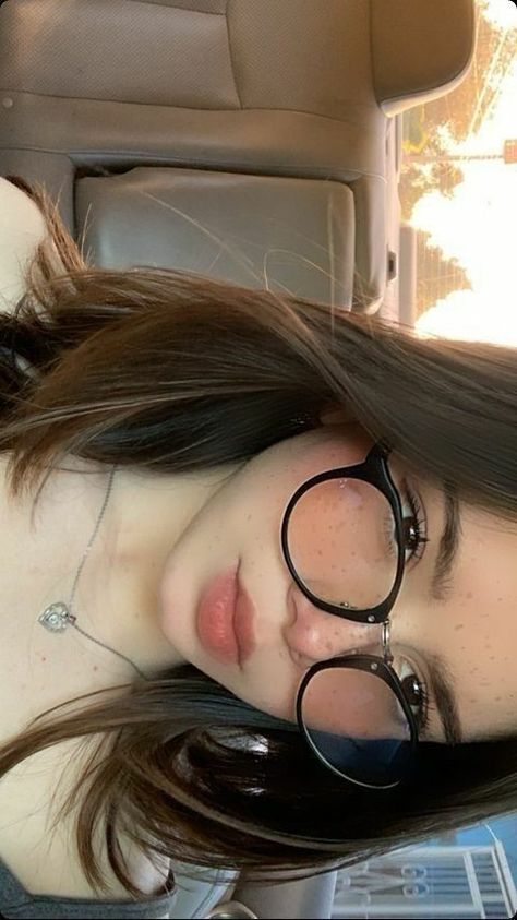 Glasses Inspiration, Self Portrait Poses, Foto Poses, Best Photo Poses, Selfie Ideas Instagram, Foto Ideas Instagram, Popular Colors, Girls With Glasses, Poses For Photos