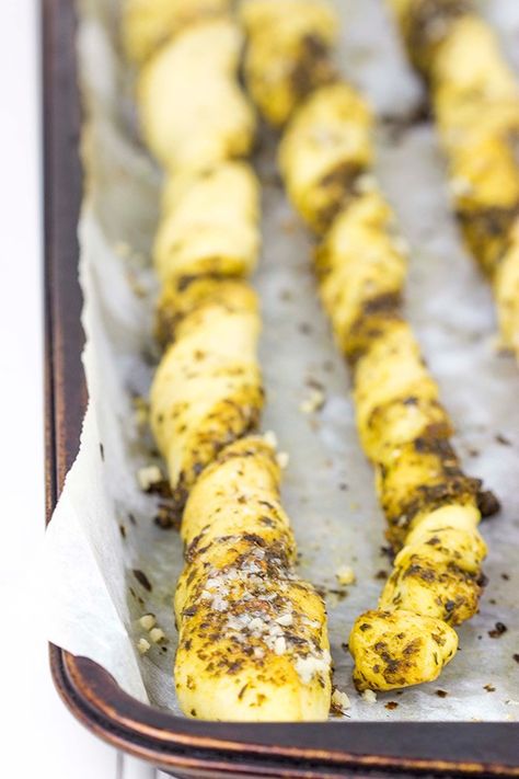 These Garlic Pesto Breadsticks are a fun and tasty snack...perfect for football games on cold winter weekends! Pesto Breadsticks, Jello Pudding Pops, Bread And Dip, Garlic Monkey Bread, Pizza Twists, Bread Twists, Pesto Bread, Bread Chicken, Garlic Pesto