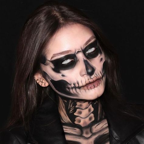 Transform yourself into a sultry siren with these seductive Halloween makeup looks. From smoky eyes to bold lips, these looks will make heads turn. You can recreate these clown Halloween makeup looks, skull Halloween makeup inspo as cute HalloweenMakeup SeductiveLooks for spooky season. Ghost Face Makeup, Skull Makeup Ideas, Skull Face Makeup, Halloween Makeup Inspo, Beautiful Halloween Makeup, Halloween Costum, Devil Makeup, Cute Halloween Makeup, Halloween Beauty