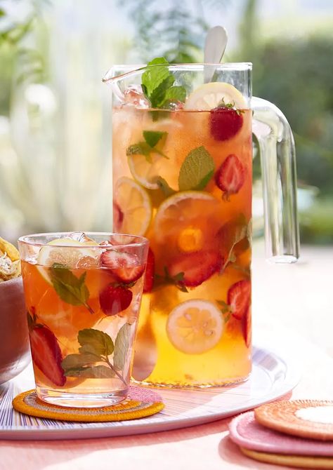 19 Big-Batch Non-Alcoholic and Alcoholic Drinks for Parties Brunch Recipes Drinks, Mint Strawberry Lemonade, Fresh Fruit Lemonade, Mixed Berry Lemonade, Strawberry Mint Tea, Cute Brunch Ideas At Home, Lemonade With Fruit, Berry Infused Water, Strawberry Lemonade Party