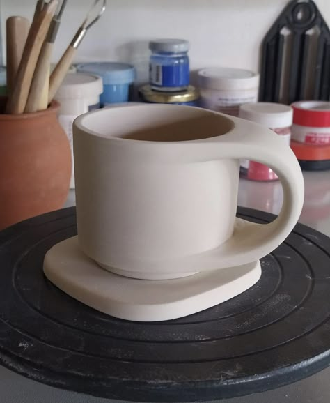 Slab Mug Pottery, Big Mugs Ceramic, Wheelthrowing Ideas, Sculptural Mugs, Pottery Cup Ideas, Slab Mug, Ceramics Bowls Designs, Pottery Molds, Slab Ceramics