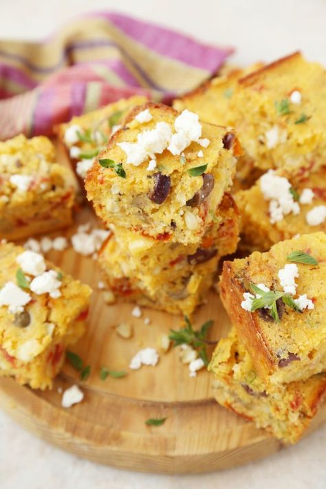 Mediterranean Cornbread Mediterranean Cornbread, Cornbread Recipes, Easy Mediterranean Diet Recipes, Biscuit Bread, Sundried Tomatoes, Corn Bread Recipe, Grilled Corn, Mediterranean Diet Recipes, Pizza Bread