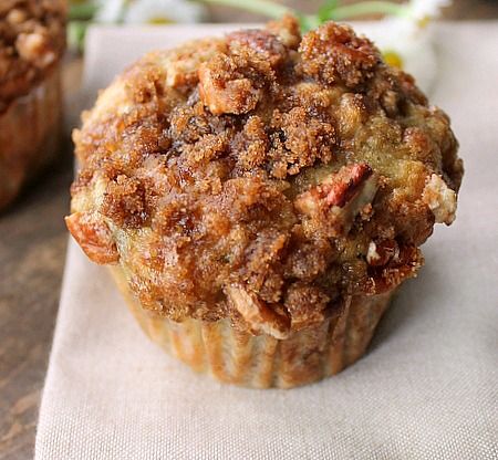 Banana Muffins with Crumb Topping... Moist, soft and full of banana flavor with a crunchy delicious topping that puts this banana muffin over the top. Banana Muffins With Crumb Topping, Making Muffins, Crumb Topping Recipe, Buttermilk Muffins, Muffins Blueberry, Maple Oatmeal, Crumble Muffins, Strawberry Crumble, Crumb Muffins