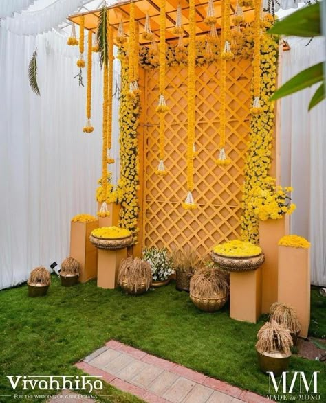 We’re Obsessed With These Sunshine-Themed Haldi Decor Ideas Diy Haldi Decoration Ideas, Haldi Ceremony Decorations At Home Simple, Haldi Decoration Ideas At Home, Haldi Decor Ideas, Haldi Decoration Ideas, Haldi Ceremony Decorations, Haldi Decoration, Ceremony Decorations Outdoor, Small Wedding Decor