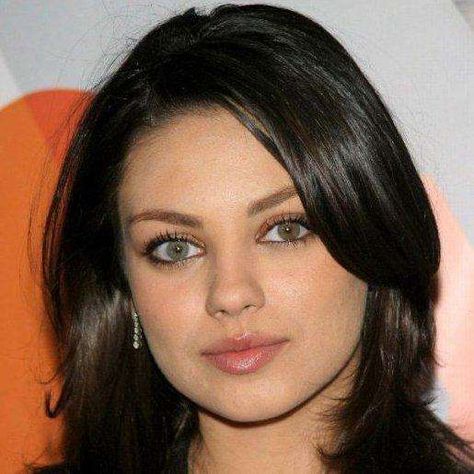 Celebrities with heterochromia have a fascinating condition: their eyes are actually two different colors. Mila Kunis Eyes, Two Colored Eyes, Central Heterochromia, Heterochromia Eyes, Two Different Colored Eyes, Eye Facts, Different Colored Eyes, Girl With Green Eyes, Amazing Eyes