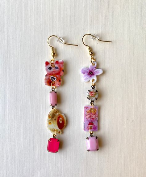 Chunky Handmade Jewelry, Cute Earring Combinations, Charm Earrings Diy, Diy Jewelry Videos, Shrinky Dink Earrings, Japan Picture, Funny Jewelry, Accesories Jewelry, Earring Collection