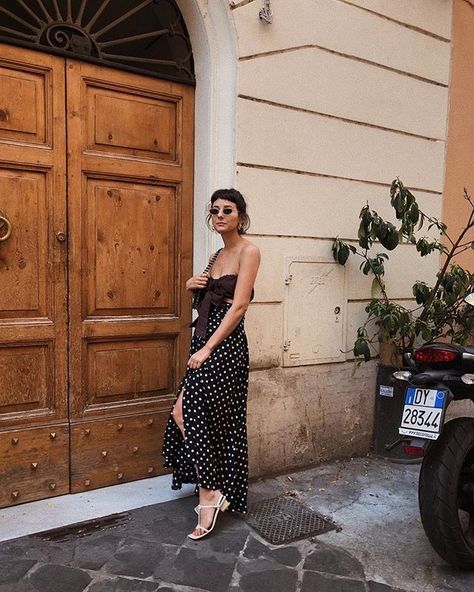 16 Polka-Dot Summer Outfits to Re-Create Strappy Sandals Outfit, Polka Dot Skirt Outfit, Dot Skirt Outfit, Polka Dot Dress Outfit, Flowy Spring Dresses, Summer Shoes Trends, Daily Fashion Inspiration, Maxi Skirt Outfits, Sandals Outfit