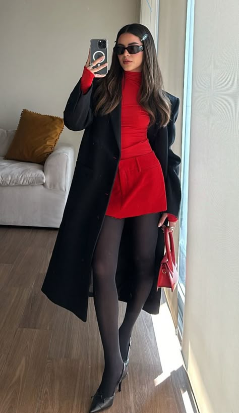 Outfit Vestido Rojo, Outfits For Warm Weather, Impress Your Crush, Drinks Outfits, Long Coat Outfit, Red And Black Outfits, Preppy Outfits For School, Luxury Outfit, Jacquemus Bag