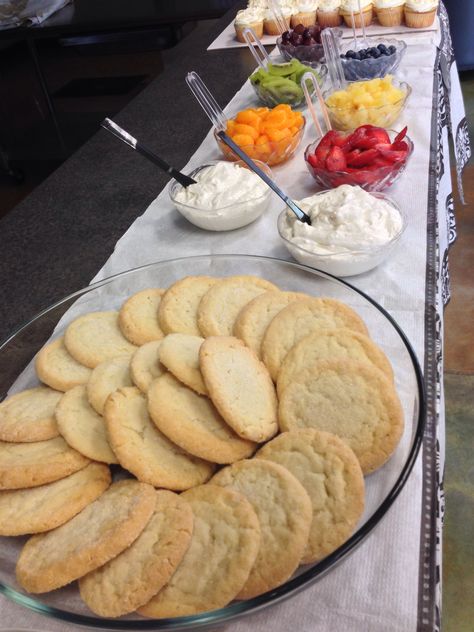 Build your own mini fruit pizza bar. Food for bridal shower Food For Bridal Shower, Mini Fruit Pizza, Pizza Birthday Cake, Fruit Pizza Frosting, Fruit Pizza Bar, Fruit Pizza Designs, Fruit Pizza Sugar Cookie Recipe, Fruit Pizza Crust, Healthy Fruit Pizza