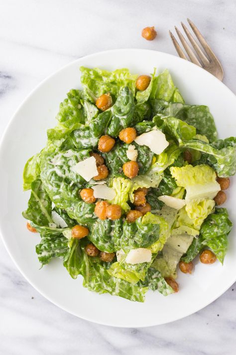 Roasted Chic Peas, Healthy Caesar Salad, Protein Salad, Romaine Salad, Caesar Salad Recipe, Healthy Living Recipes, Chick Pea, Crispy Chickpeas, Pea Salad