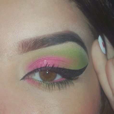 Flora Eye Makeup, Club Eyeshadow Looks, Green 80s Makeup, Flora Winx Club Makeup Looks, Pink And Green Eyeliner, Winx Makeup Flora, Green Pink Eye Makeup, Pink Green Eye Makeup, Flora Winx Club Makeup