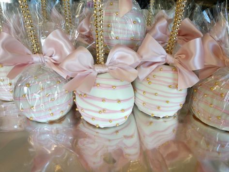 Desserts For Sweet 16, Quince Food Ideas, Quince Treats, Chocolate Candy Apples, Colored Candy Apples, Aurora Cake, Pink Princess Cakes, Princess Cake Pops, Elegant Cake Pops