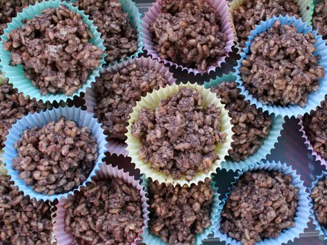 Chocolate Crackles Recipe, Australian Snacks, Chocolate Rice Crispy Treats, Chocolate Rice Crispy, Rice Crispy Treats Recipe, Chocolate Crackles, Cake Stall, Rice Bubbles, Right In The Childhood