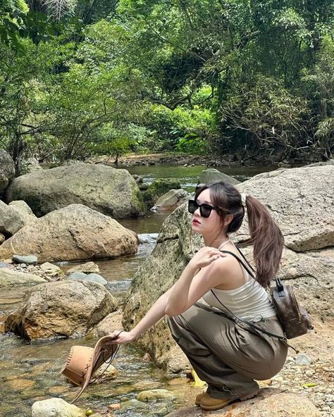 Hiking Poses, Camping Photoshoot, Nature Outfits, Travel Pose, Waterfall Pictures, Story Ideas Pictures, Pic Pose, Camping Outfits, Photography Poses Women