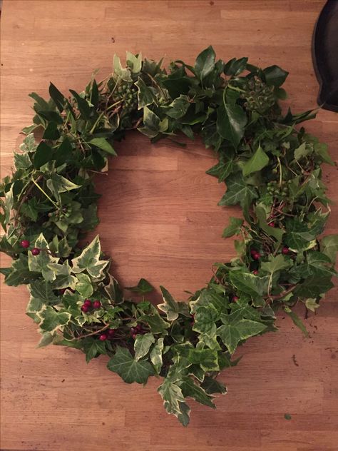 Ivy wreath, first attempt Ivy Christmas Decorations, Ivy Wreath, Ivy Flower, Fake Ivy, Burlap Flower Wreaths, Arranging Flowers, Homemade Wreaths, Burlap Flower, Flower Wreaths