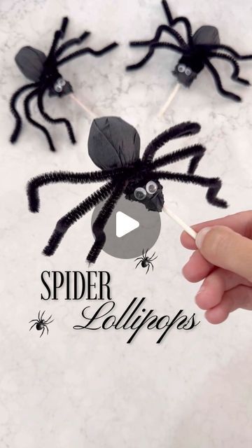 Lollipop Spiders Pipe Cleaners, Spider Lollipops Pipe Cleaners, Fun Halloween Crafts For Kids Easy, Spider Suckers, Spider Lollipops, Spider Halloween Decorations, Halloween Classroom Treats, Spider Treats, Halloween Eats