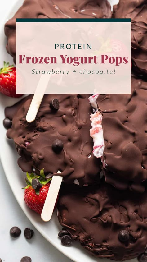 Chocolate Strawberry Frozen Yogurt Bars - Fit Foodie Finds Diy Yasso Bars, Greek Yogurt Bars Frozen, Creamy Frozen Yogurt, Diy Frozen Yogurt, Greek Yogurt Bars, Strawberry Greek Yogurt, Yogurt Desserts, Frozen Yogurt Pops, Low Fat Ice Cream