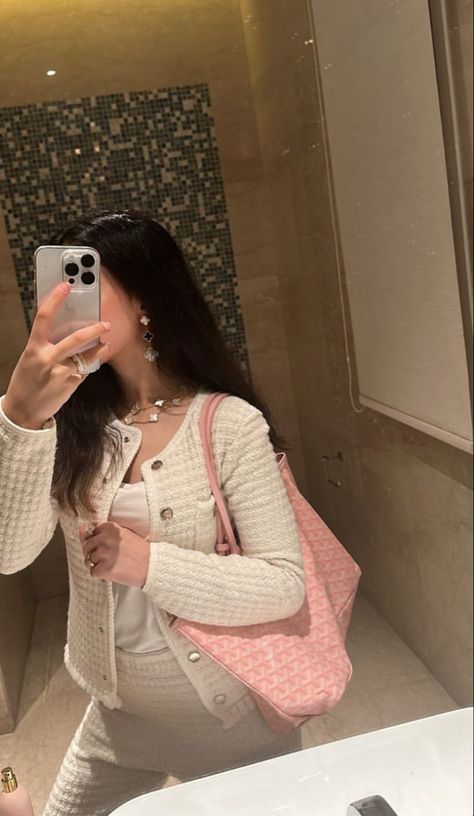 Pink Goyard Bag Outfit, Blair Waldorf Bags, Pink Goyard Bag, Pink Goyard Tote, Outfit Ideas Uggs, Comfy Autumn Outfit, Pink Goyard, Nails 2023 Fall, Fall Outfits Comfy