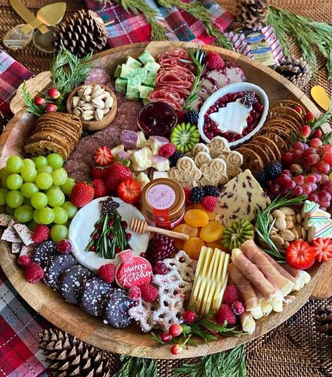 Holiday Cheese Board Christmas, Goat Cheese Christmas Board, Holiday Meat And Cheese Board, Christmas Chauctier Board, Holiday Cheese And Cracker Tray, Christmas Meat, Charcuterie Lunch, Christmas Cheese Boards, Christmas Cheese