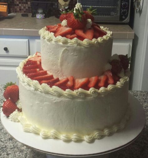 2 tier with fresh strawberries Basic 2 Tier Wedding Cake, Tiered Strawberry Cake, Not Too Sweet Frosting, Victoria Sponge Wedding Cake, Date Pictures, Tire Cake, Cream Wedding Cakes, Buttercream Designs, Wedding Strawberries