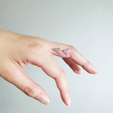 Flower Finger Tattoo. A simple and abstract flower tattoo with curly lines. Click through for 30 finger tattoo ideas. #fingertattoos #tattooideas #tattoos IG: @samitattoo29 Finger Tattoo Idea, Flower Finger Tattoo, Shhh Tattoo, Flower Finger Tattoos, Finger Tattoo Ideas, Heart Tattoo On Finger, Small Star Tattoos, Finger Tattoo For Women, Ring Finger Tattoos