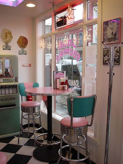 High Table And Chairs, Diner Aesthetic, Vintage Diner, Retro Diner, American Diner, Casa Vintage, Deco Retro, Pink Chair, Retro Interior