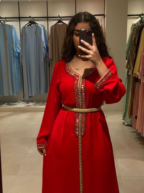 Le rouge reflète la confiance, et qui ne se sentirait pas en confiance dans ce caftan rouge vif ? Morrocan Fashion, Moroccan Clothing, Moroccan Women, Moroccan Fashion, Muslim Fashion Hijab Outfits, Basic Mehndi Designs, Mode Abaya, Moroccan Dress, Muslim Fashion Hijab