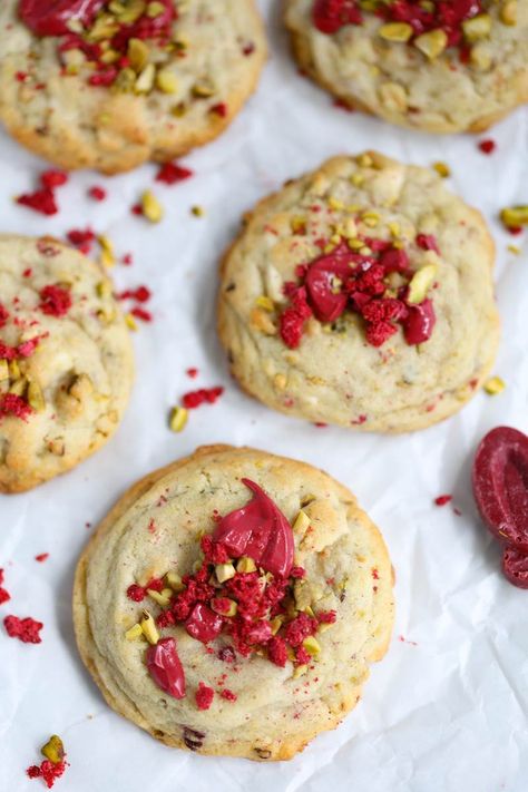 Pistachio Raspberry Cookies - Everything Marina Raspberry Pistachio Cookies, Raspberry Pistachio Desserts, Pistachio Raspberry Dessert, Pistachio Filled Cookies, Cookies Pistachio, Pistachio Raspberry, Strawberry Panna Cotta, Pistachio Dessert, Raspberry Brownies