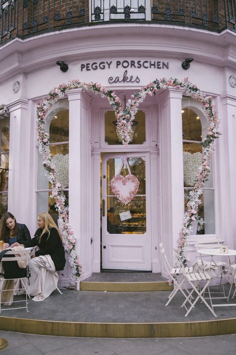 Entry Inspiration, Valentines Window Display, Peggy Porschen Cakes, Heart Wreaths, Pink Store, Peggy Porschen, Display Retail, Flower Door, Party Deco