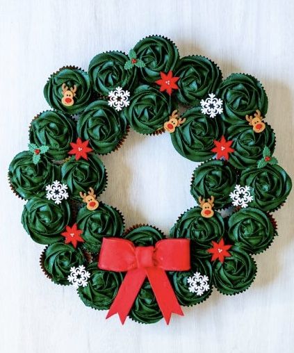 Cupcake Wreath, Pull Apart Cupcakes, Christmas Sweets, Christmas Cupcakes, Christmas Goodies, Noel Christmas, Cakepops, Holiday Desserts, Holiday Baking