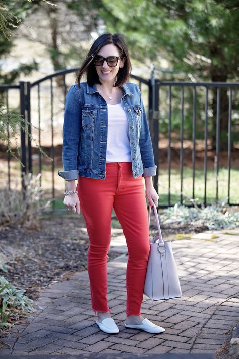 While red jeans aren't super trendy right now, they don't look dated if you wear a current style and style them in a modern way. Click through to get my styling tips and links for my favorite red jeans! Red And Jeans Outfits, Jeans Outfits Women, Red Jeans Outfit, Outfit Pantalon Rojo, Outfits Jean, Red Pants Outfit, Leopard Blouse, Jeans Outfits, Red Jeans