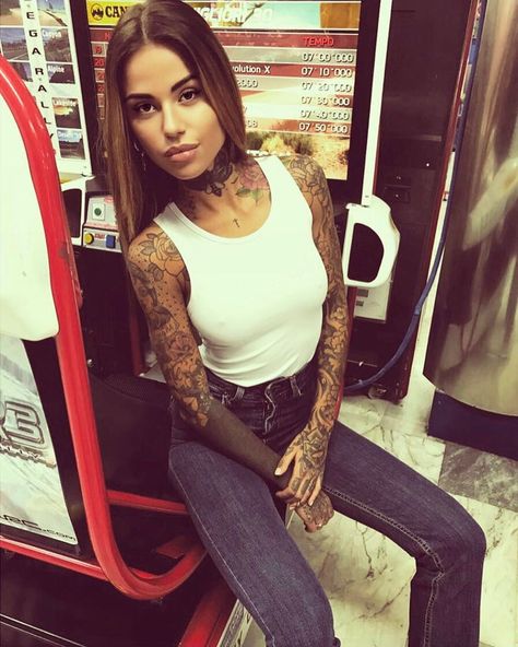 ZOE CRISTOFOLI on Instagram: “🔙🔙🔙” Tattoo Girl Wallpaper, Gangsta Girl Style, Beautiful Tattoos For Women, Tattoed Women, Geniale Tattoos, Incredible Tattoos, Women Writing, Back Tattoo Women, Inked Babes