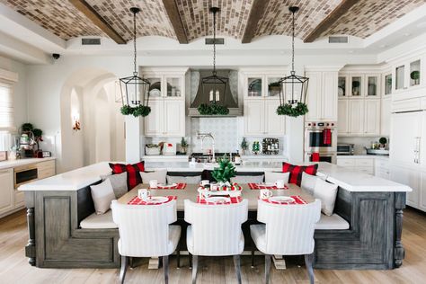 Christmas Dream Home | TomKat Decorating | The TomKat Studio Blog White Gloss Kitchen, Model Dapur, Fun Room, Farmhouse Living Room Decor Ideas, Farmhouse Remodel, Built In Seating, Farmhouse Kitchen Design, Classic Kitchen, Gorgeous Kitchens