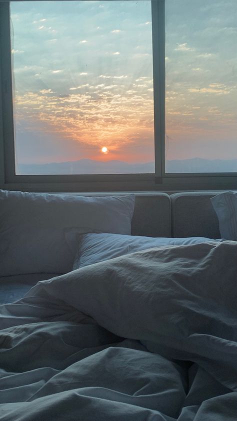 Sunrise aesthetic room Winter Sunrise Aesthetic, Soft Morning Aesthetic, Morning Aesthetic Sunrise, Morning Sunrise Aesthetic, Morning Shots, Sunrise Pics, Serene Aesthetic, Morning Bed, Winter Arc