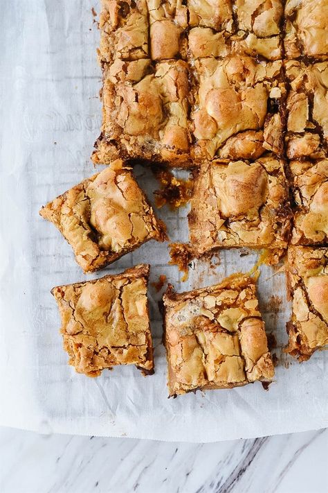 Butterscotch brownies are an ooey, gooey dessert that originated in the Nordstrom's Cafe and was called a Nordy Bar. Nordy Bars, Nordstrom Cafe, Butterscotch Desserts, Butterscotch Recipes, Butterscotch Brownies, Butterscotch Bars, Butterscotch Blondies, Dump Recipes, Thanksgiving Snacks