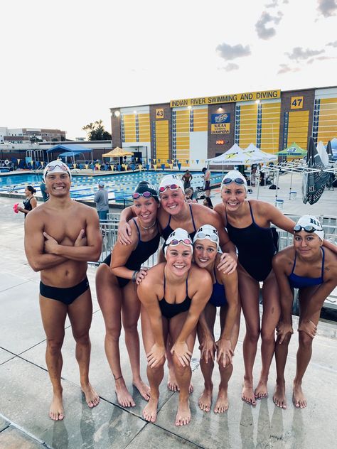 College Swim Team, High School Swim Team Aesthetic, Swimming Team Aesthetic, Swim Team Aesthetic, Swimming Pics, Swim Team Pictures, College Swimming, Swimmer Girl, Swimming Aesthetic