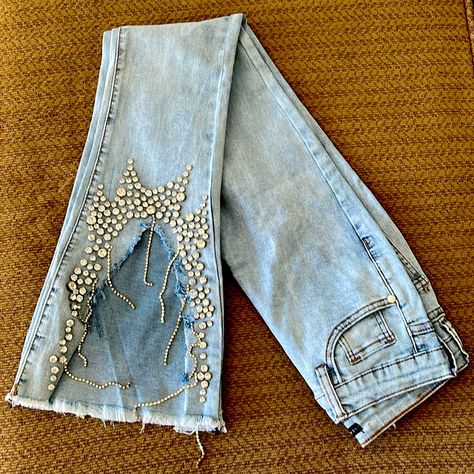 Brand New With Tags. Never Worn. Super Fashionable. Excellent Condition. Great Quality. Jeans Are Stretchy And Comfortable. Diy Lace Jeans, Beaded Jeans, Detailed Denim, Jeans Refashion, Sparkle Jeans, Denim Couture, Bedazzled Jeans, Senior Jeans, Rhinestone Denim