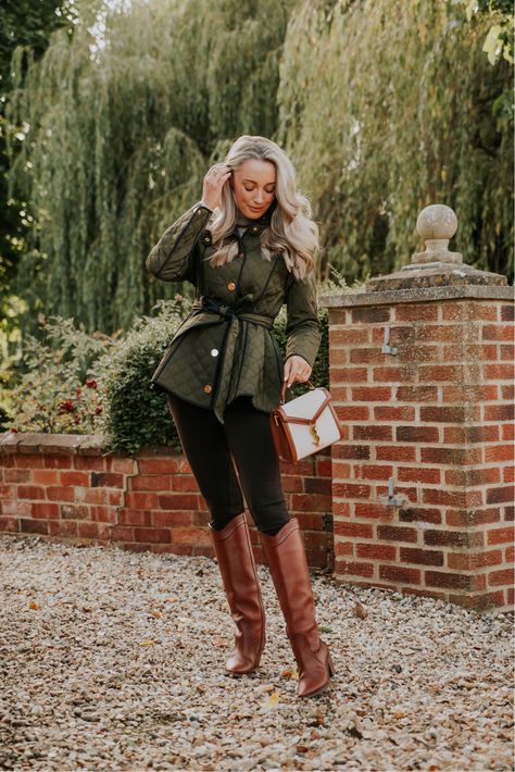 Countryside Style Outfits, Autumn Country Outfits, English Country Outfits Women, Sloane Style, English Country Fashion, Equestrian Style Outfit, Countryside Outfit, Fairy Oak, Couple Vibes