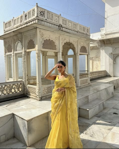 Desi Party Vibes Aesthetic, Desi Wear Aesthetic, Latest Wedding Guest Outfits Indian, Udaipur Aesthetic Outfits, Indian Wear Poses, Yellow Saree Look, Sari Aesthetic, Desi Outfit Ideas, India Outfits