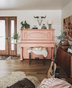 Painted Piano Ideas, Refinish Piano, Piano Room Decor, Painted Piano, Piano Restoration, Pink Piano, Boho Style Room, Painted Pianos, Piano Ideas