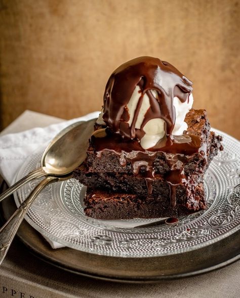 rich chocolate brownie + chocolate ice cream Best Chocolate Brownie Recipe, Brownie Sundae, Brownie Ice Cream, Brownies Recipe Easy, Easy Chocolate, Best Chocolate, Chocolate Brownies, Brownie Recipes, Chocolate Desserts