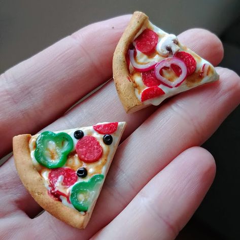 Pizza Clay Art, Elf 2023, Clay Pizza, Food Clay, Polymer Clay Slices, Miniature Polymer Clay, Mini Clay, Mini Pizzas, Clay Things