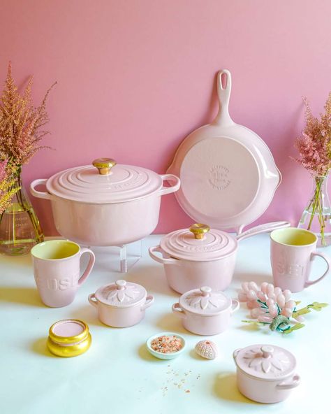 Le Creuset - Chic and charming Chiffon Pink. 💕 See more:... Pink Le Creuset, La Creuset, Le Creuset Pink, Kitchen Aesthetics, Green Vibes, Pink Things, Dr House, Cooking Supplies, Shabby Chic Diy